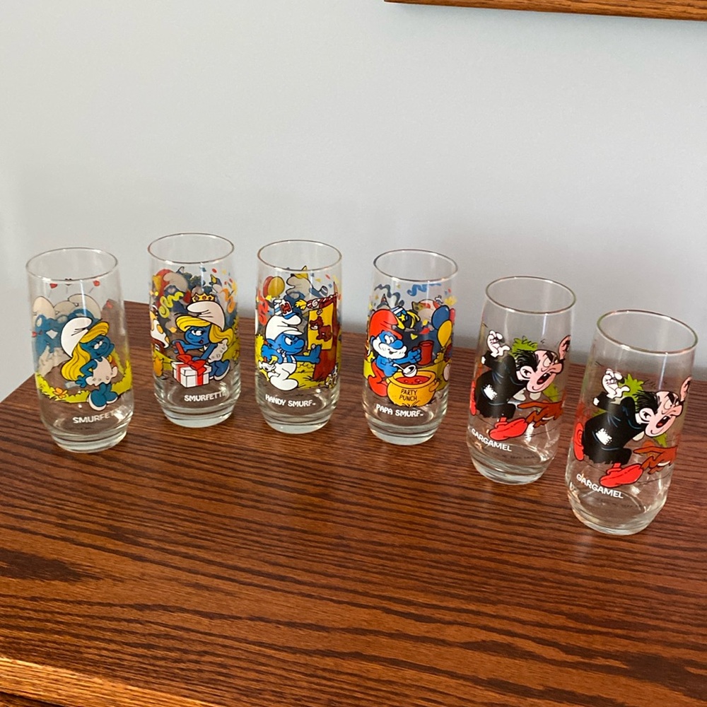 Vintage set of 6 1982 & 1983 Peyo Smurf Glasses.